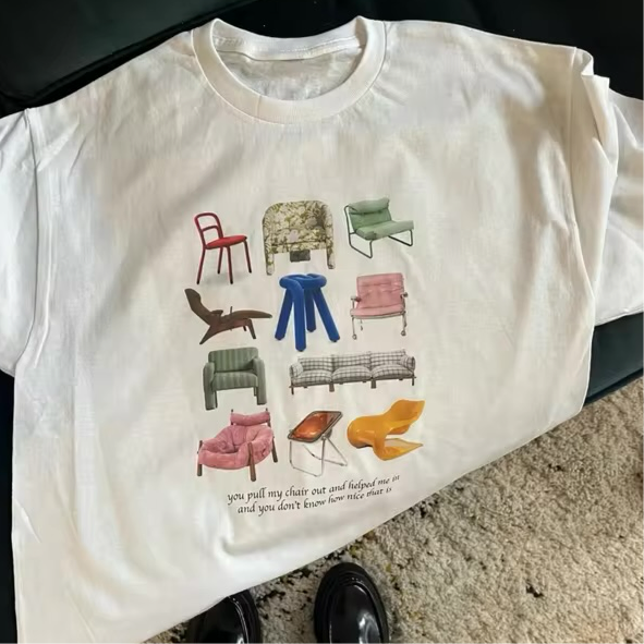 T-Shirt mit Vintage-Stühlen 